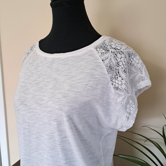 Chaps White Tee Size Medium Lace Detail Shoulder Lightweight - Picture 8 of 13